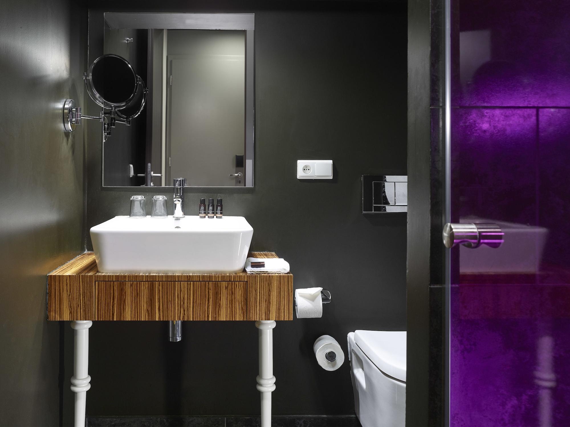 The Icon & Lounge Hotel
