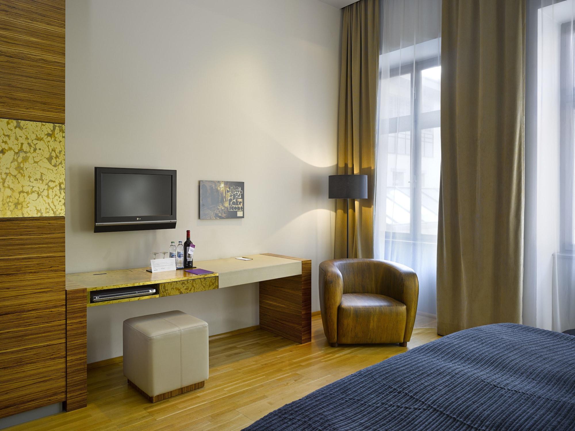 The Icon & Lounge Hotel