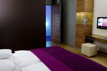 The Icon & Lounge